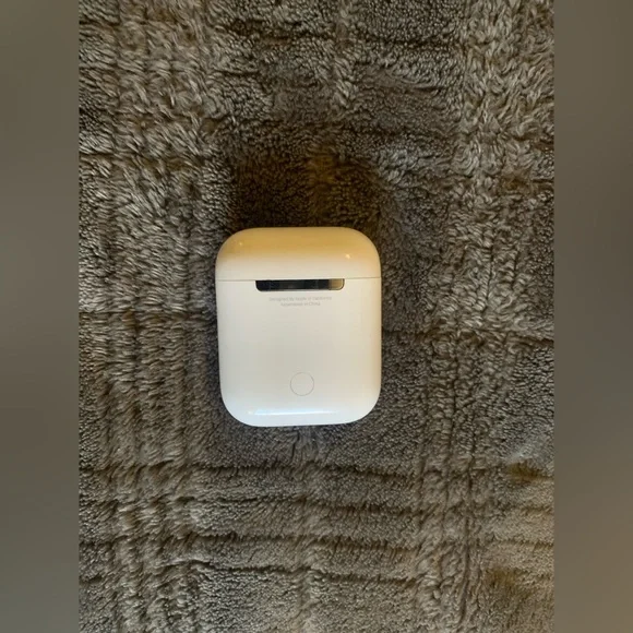 USED Apple AirPods (2nd Generation) With Rechargeable Case